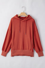 Amplia sudadera con capucha con cordón apretado y bolsas de hombro caídas arcilla roja