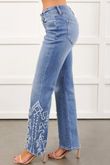 Jean évasé bleu à broderies et motifs western, longueur entière