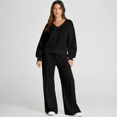 Black sports outfit high -waisted and short seams at V -neck