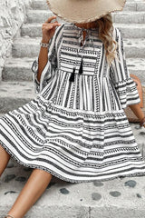 Mini-robe noire à rayures, col en V *