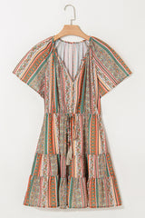 Robe rouge à volants et col en V boutonnée à imprimé floral bohème