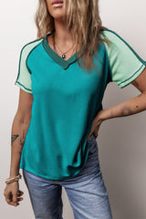 Camiseta verde con cuello en V y costuras aparentes