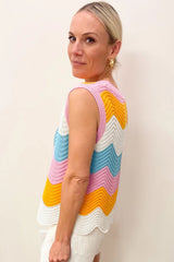 Gilet tricoté à rayures multicolores et ourlet festonné