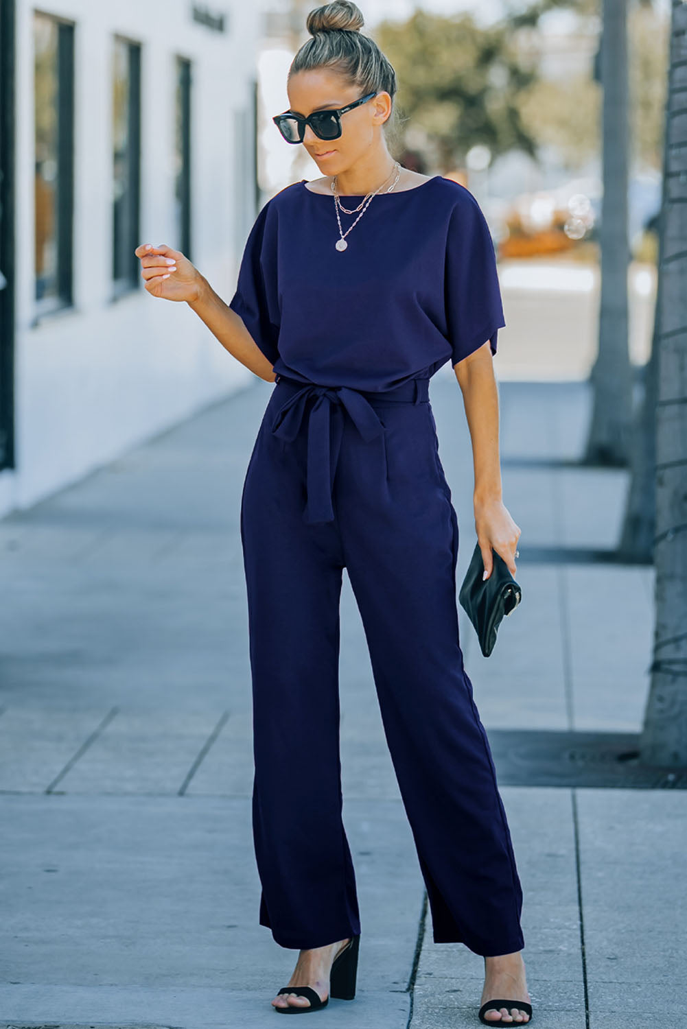 Combinaison bleue à jambe large et ceinture-A WOMAN WE LOVE