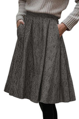 Jupe midi texturée à plis et poches, marron ou gris foncé