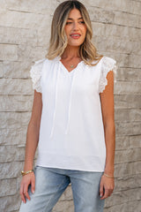 Blusa con textura blanca con volantes bordados *