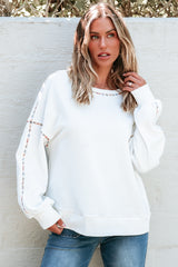 Sweat-shirt blanc à épaules tombantes et bordure arc-en-ciel contrastée