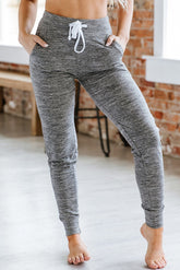 Gray jogging pants with pockets at the waist and tightening cord