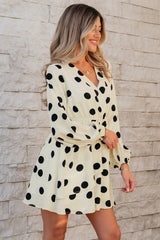 Vestido corto con lunares beige con collar V *