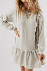 Mini-box blanca con mangas hinchadas y dobladillo de rufa unida