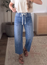Jean ample bleu à taille haute, cordon et œillets, longueur cheville