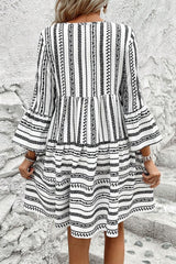 Mini-robe noire à rayures, col en V *
