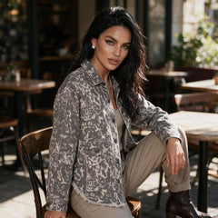 Veste en jean beige foncé à imprimé abstrait et bas brut