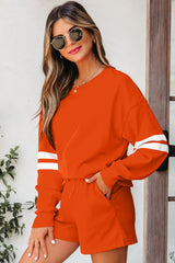Ensemble sweat-shirt et short orange à manches rayées et épaules tombantes