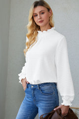 Chemisier blanc à volants et col smocké texturé à manches évêque-A WOMAN WE LOVE