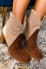Bottines beiges à talon et empiècements contrastés effet daim