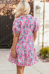 Robe ample à manches courtes et col à fleurs roses