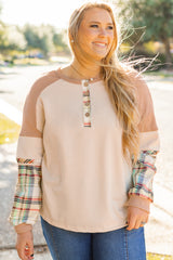 Haut grande taille beige Henley à carreaux et effet superposé