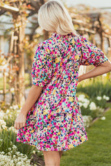 Robe courte à fleurs roses à manches courtes bouffantes et col en V