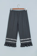 Pantalon large gris foncé grande taille à volants rayés et cordon