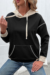 Sweat à capuche noir avec surpiqûres contrastantes