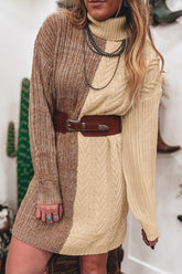 Robe pull courte bicolore à col roulé et maille torsadée