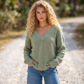 Pull ample vert jungle à col V et détails à œillets