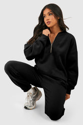 Black-free supervision united at half-zip and V-collar with ribbed edges