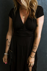 Long -frowned black dress with short sleeves and high -collar -collar in V collar