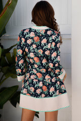 Robe courte bleue à imprimé floral et rayures, col en V, manches longues, ourlet à volants