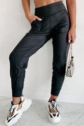 Jogging pants high black with apparent pockets and seams