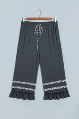 Pantalon large gris foncé grande taille à volants rayés et cordon