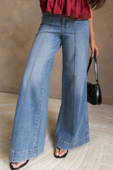 Jean évasé bleu à taille haute, passepoils et coutures apparentes