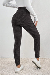 Leggings en acanalado texturizado con un cinturón gris oscuro