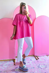 Oversize t-shirt in bright pink with plated pocket and apparent seams
