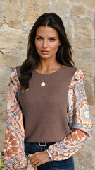 Blusa redonda en el tejido en relieve *