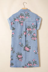 Robe courte en jean bleu ciel à fleurs roses