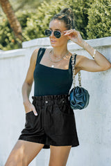 Short high waist in black faux leather *