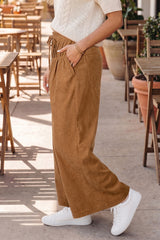 Pantalon large camel en velours côtelé à boutons en bois