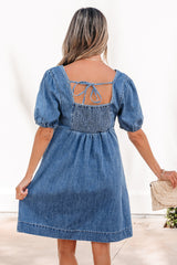 Robe courte en jean bleu de Prusse à col carré et manches bouffantes