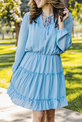 Mini-robe bleu clair à col en V et manches longues à volants et volants
