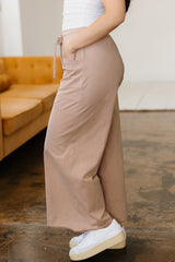 Pantalon large à poches et passepoil de couleur unie