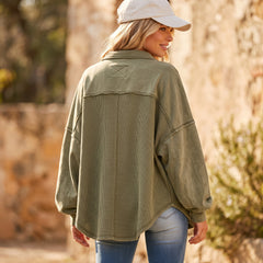 Chaqueta sorprendida abotonada en Moss Roam Knitting