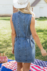 Robe courte en jean bleu myosotis sans manches, boutonnée et ceinturée