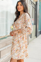 Mini-robe bohème florale à col en V et volants taille empire à manches longues jaune