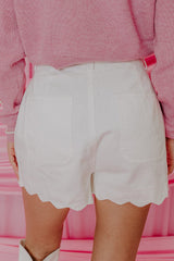 Short en jean blanc à ourlet festonné et taille haute