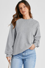 Sudadera ligera gris claro con hombros caídos y cuello redondo