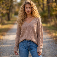 Pull ample marron foncé à col V et détails à œillets