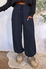 Pantalon large vert kaki ou bleu à taille élastiquée et cordon
