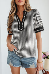 Chemisier noir à rayures et col fendu, manches courtes à bulles